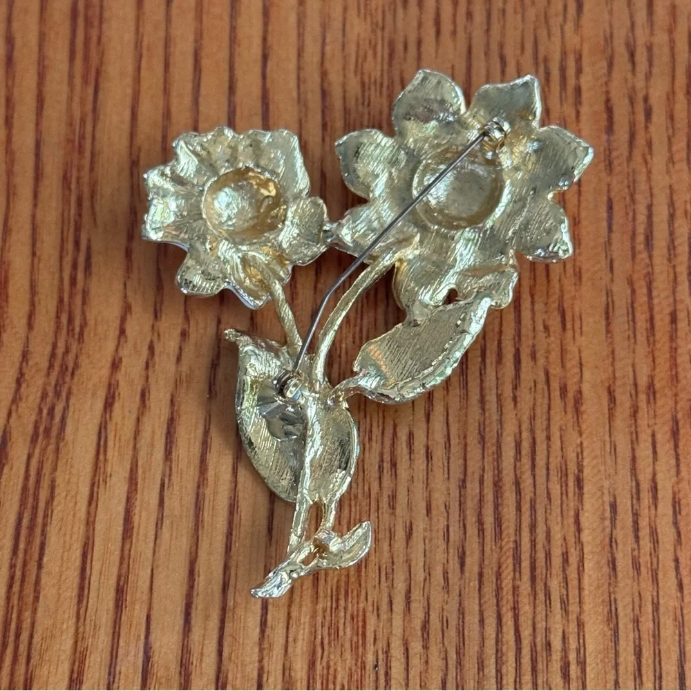 Vintage enamel painted daisy brooch pin gold tone white green yellow costume